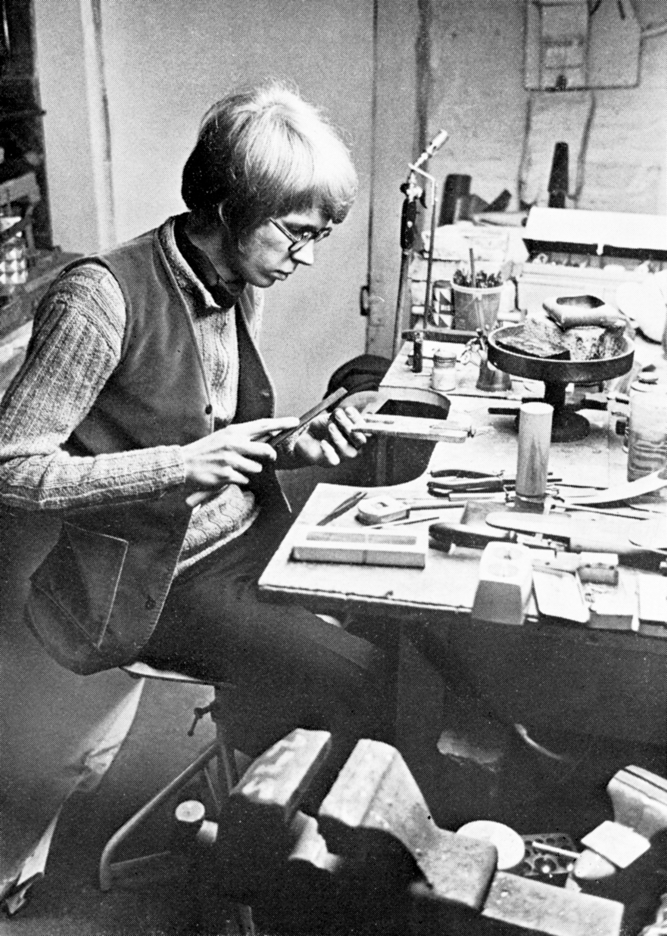 Hans Appenzeller aan het werk in de werkplaats achter de galerie, 1969