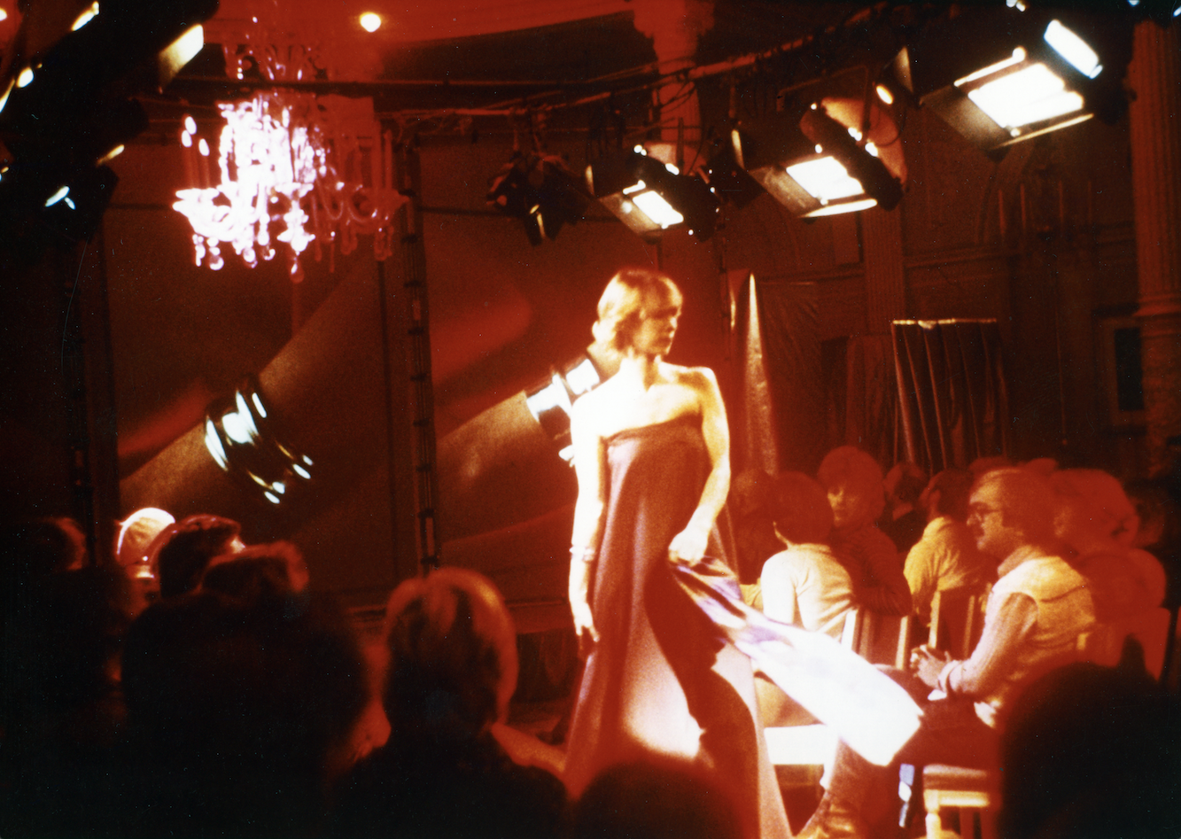 Videobeeld van de eerste show in het Concertgebouw, Amsterdam, 1975. tijdens de finale gooiden de modellen rubber armbanden het publiek in
