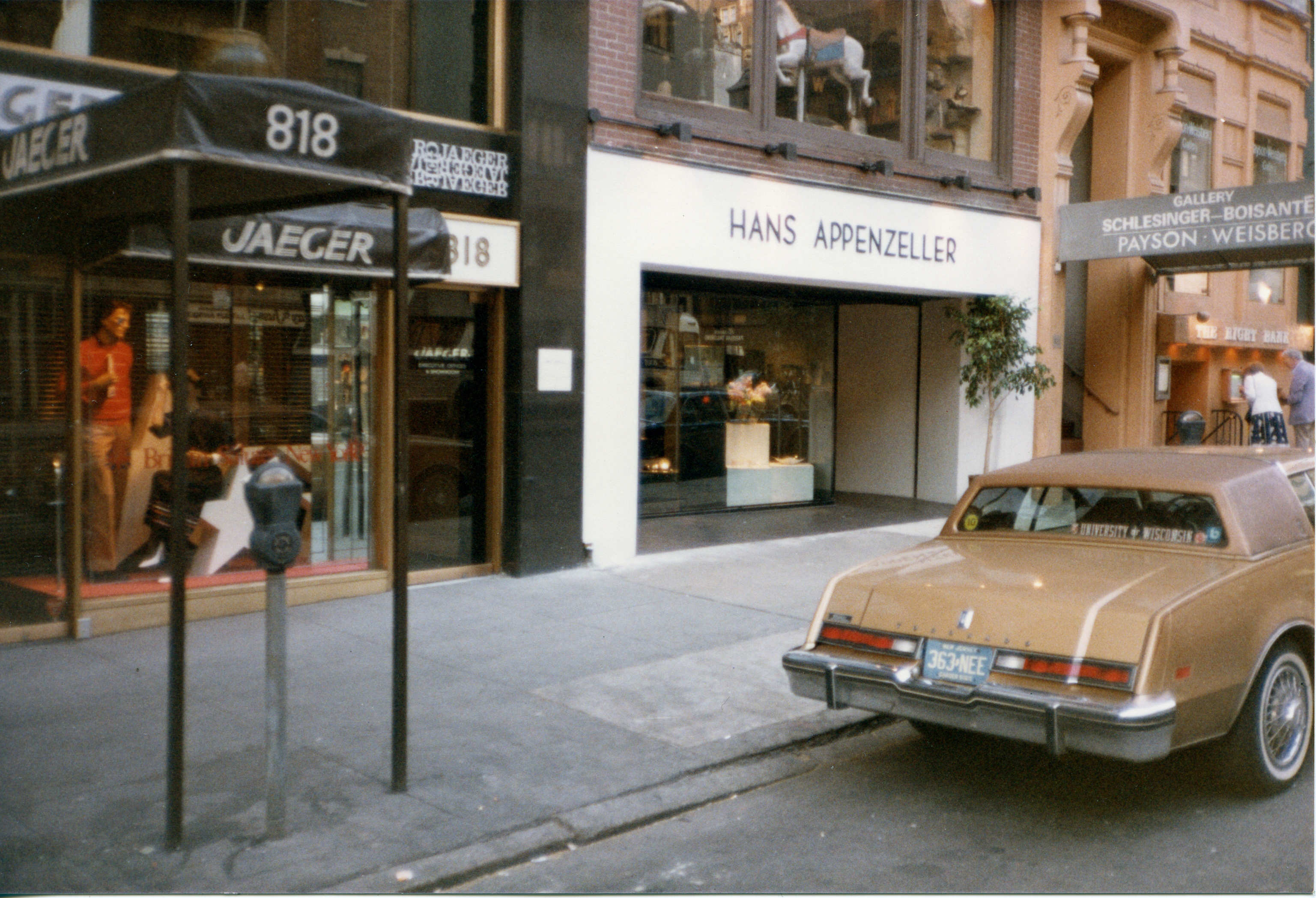 De eerste winkel in New Yrok, 820 Madison Avenue / 69 Street, vormgegeven door de Nederlandse architect Manfred Kausen