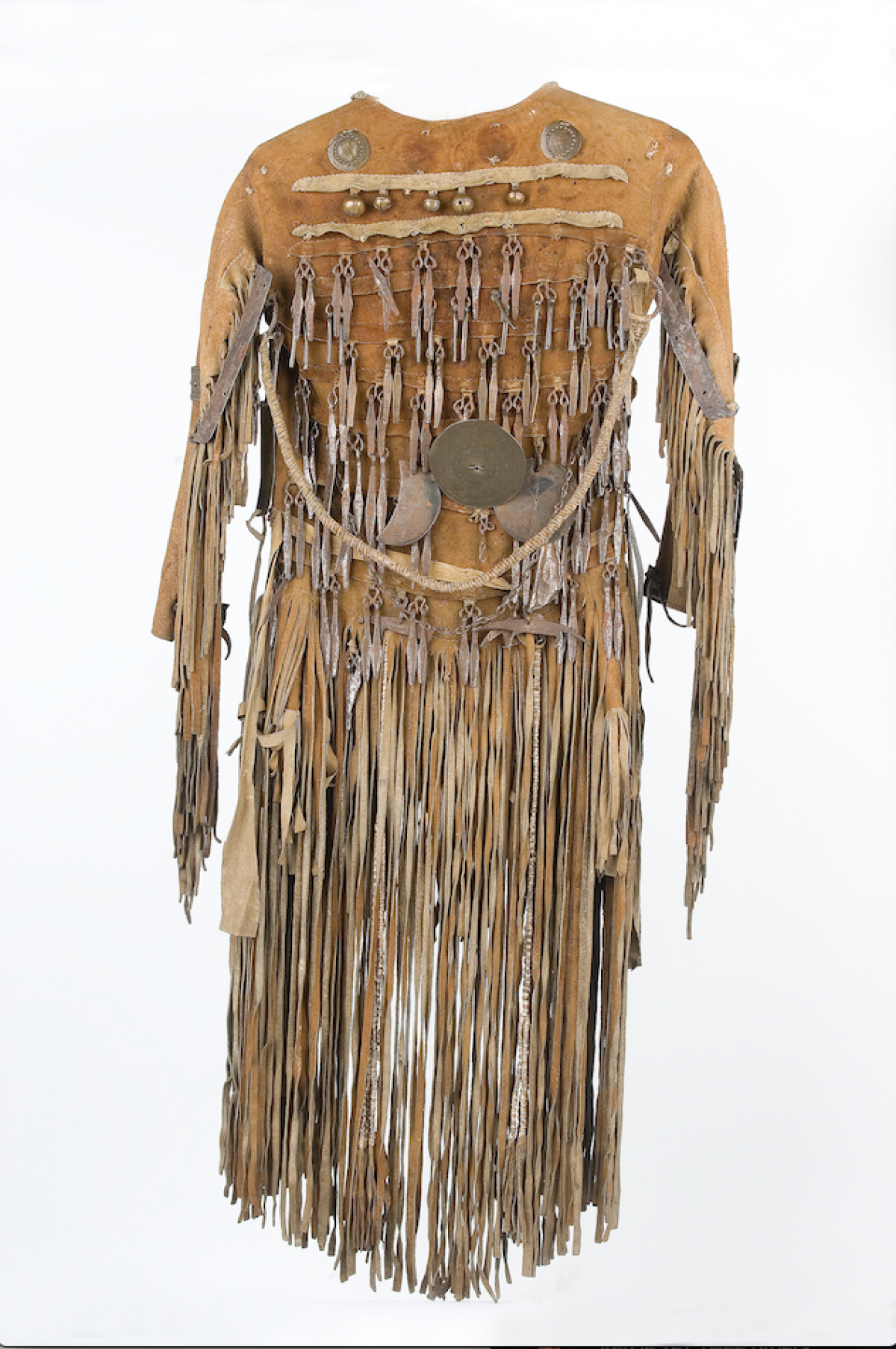 Jas van een sjamaan RV-1-1582, 134 x 150 cm, Leer, ijzer, peesdraad; Noordoost-Siberië, 1800-1803. Collectie Stichting Nationaal Museum van Wereldculturen