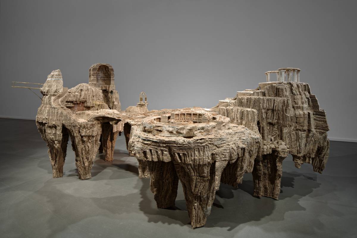 Nymphées, Eva Jospin. 2019. Karton, gekleurd papier, messing, hout, gips, 330 x 180 x 160 cm. Foto: Benoît Fougeirol. Courtesy Eva Jospin and Galerie Suzanne Tarasieve