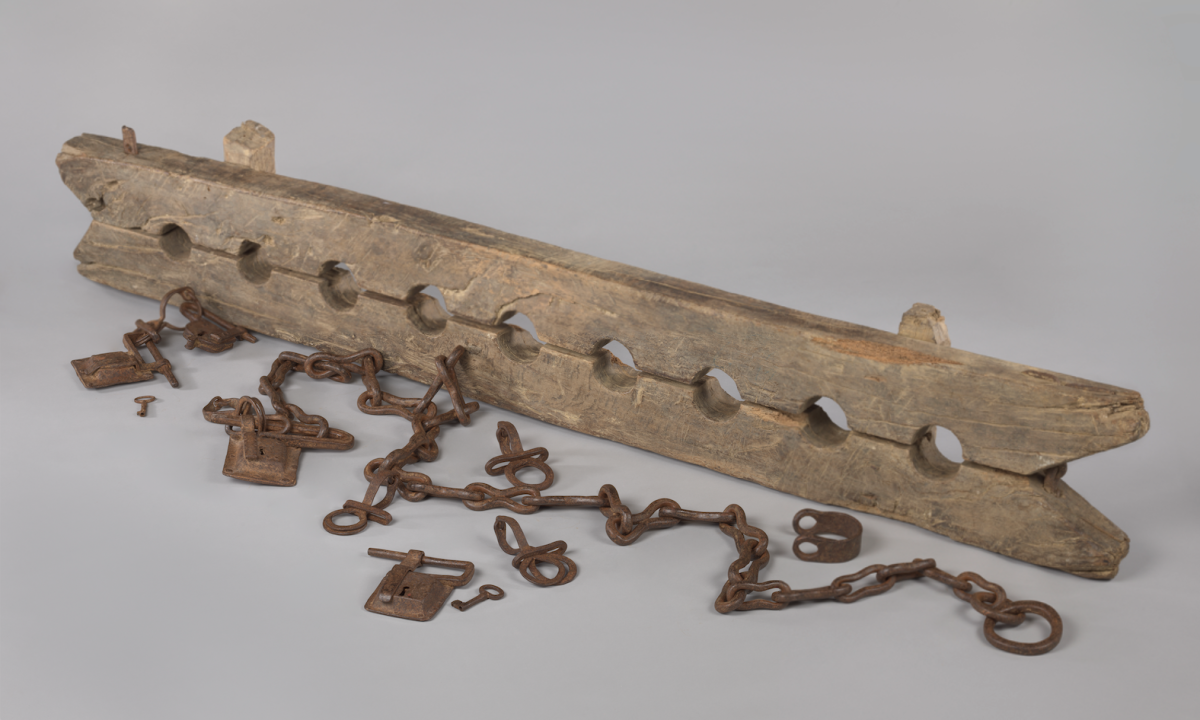 Anoniem, Meervoudige voetboei voor het ketenen van tot slaaf gemaakte mensen, met 6 losse boeien, ca. 1600-1800. Amsterdam, Rijksmuseum, schenking van de heer J.W. de Keijzer, Gouda