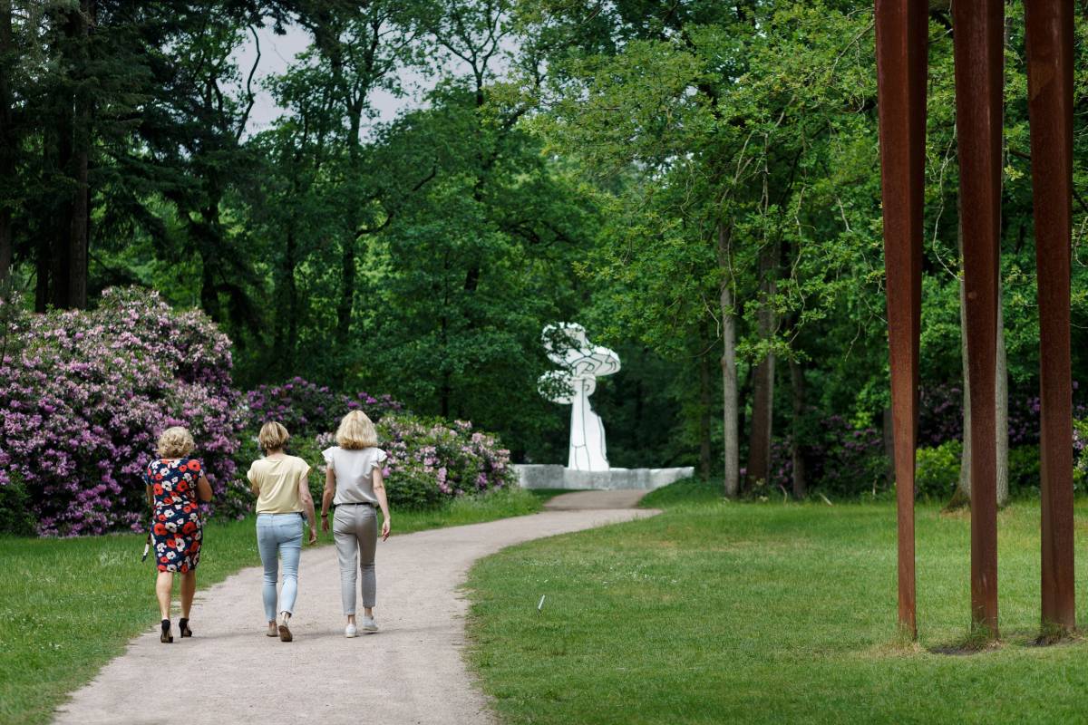 Visitors in the sculpture garden of the Kröller-Müller Museum, photo: Wieneke Hofland