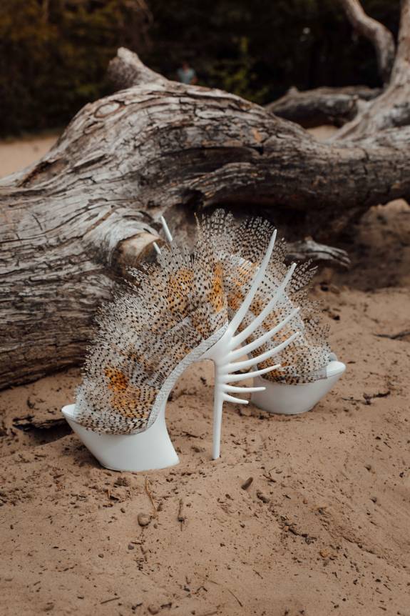 Lionfish-shoe, collectie ‘Victims of Absence’, 2020, Quint Verhaart, zalm, vinnen van de koraalduivel. Fotograaf Olga Simonenko.